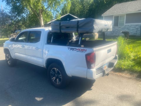 Tacoma w/Rooftop Tent, 6 Speed Vehículo funcional in Spenard
