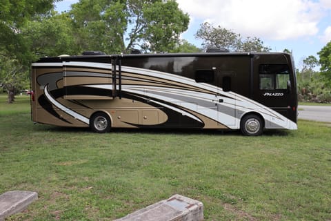 2016 Thor Motor Coach Palazzo Véhicule routier in Bahamas