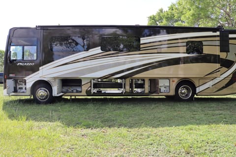 2016 Thor Motor Coach Palazzo Véhicule routier in Bahamas