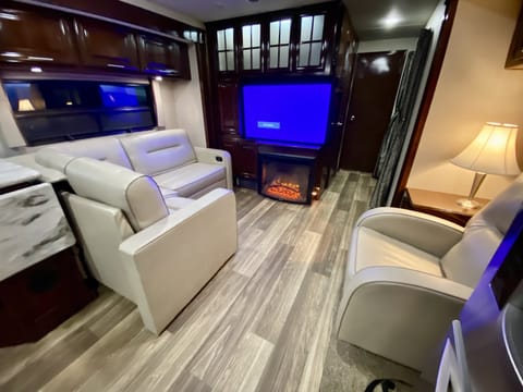 Beautiful Home on Wheels! Relax with family and friends in our 2019 Class A Véhicule routier in Redondo Beach