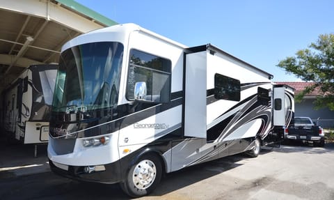 Beautiful Home on Wheels! Relax with family and friends in our 2019 Class A Véhicule routier in Redondo Beach