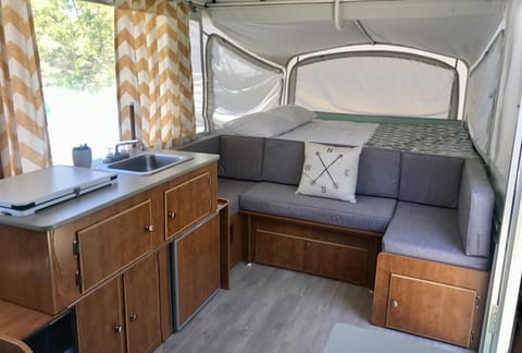 Cozy Pop Up Trailer - Sleeps up to 6 people - We deliver and set up! Tráiler remolcable in Santa Barbara
