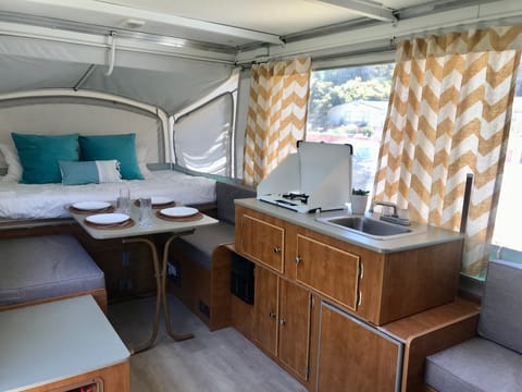 Cozy Pop Up Trailer - Sleeps up to 6 people - We deliver and set up! Tráiler remolcable in Santa Barbara