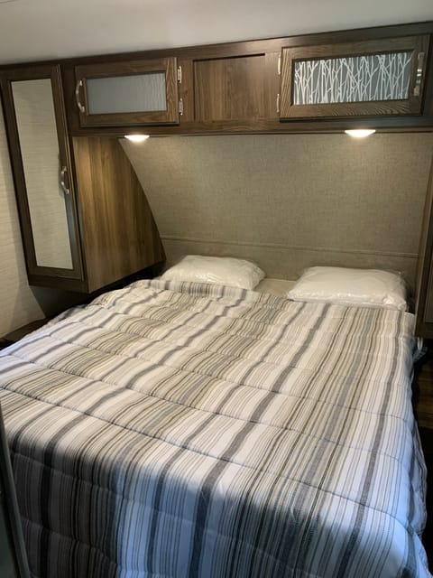 2018 Keystone Bullet - Double Bump Out, with Kitchen Island Tráiler remolcable in Whitby