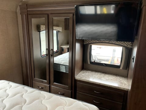 2019 Thor Motor Coach Chateau 31E Bunkhouse Drivable vehicle in Happy Valley