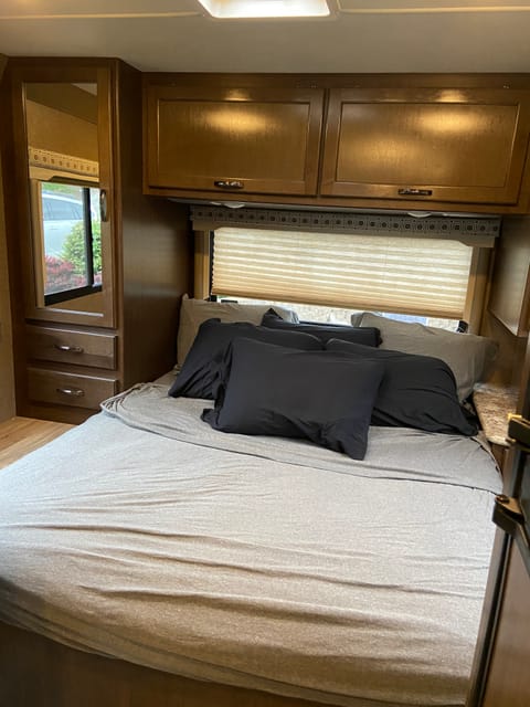 2018 Thor Motor Coach Four Winds Look Brand New! Drivable vehicle in Spokane