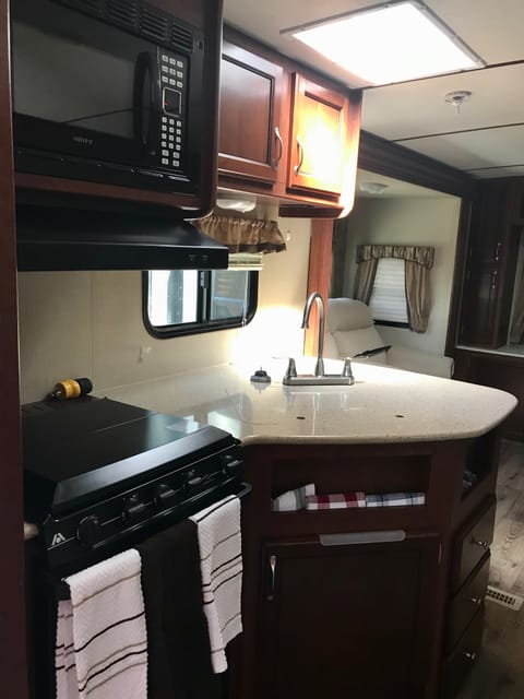 When only the best will do! Luxury 2015 Evergreen Sun Valley Towable trailer in Peachland