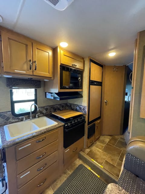 Wander Woman- 2017 Thor Motor coach Freedom Elite 24ft Drivable vehicle in Grants Pass