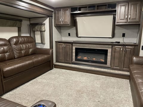 Home Away- comfort of home, luxury of travel Towable trailer in San Antonio