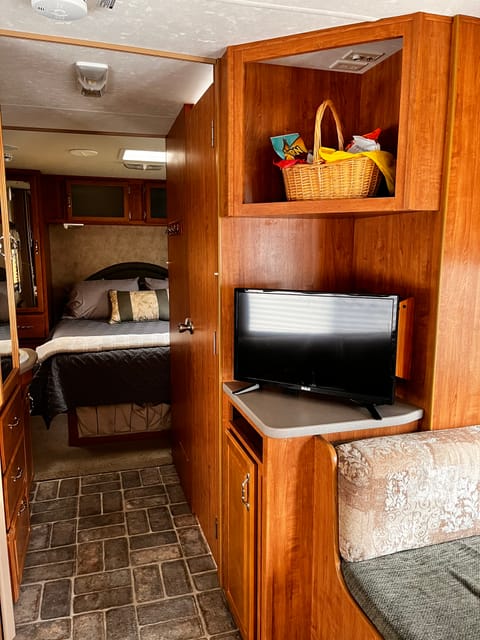 Budget friendly RV sleeps 4 adults or 2 adults and 2-3 children Towable trailer in Monmouth