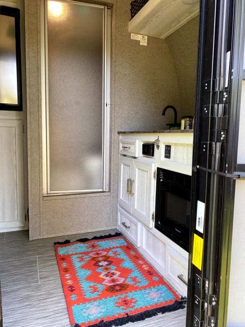 The Go Slow - Easy to Tow! Wet Bath, King Bed - Pets Welcome! Towable trailer in Arvada