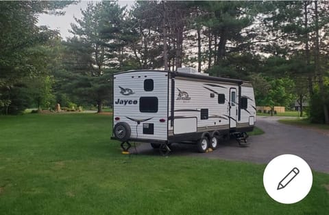 PULL BEHIND 2018 Jayco Flight slx 8 Towable trailer in Wausau