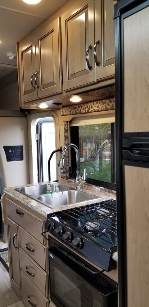 2018 Thor RV Mercedes Benz sprinter Diesel with 14 to 17 MPG Highway Drivable vehicle in Willamette Valley