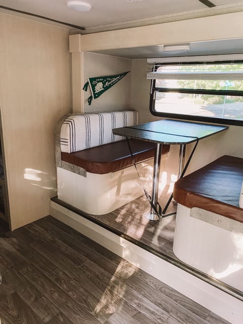 Winnebago Micro Minnie ☼ Fully Stocked +Family ready. No add on's needed! Towable trailer in Livermore