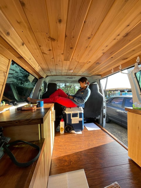 Cedar Haus Campervan RV Tiny Home Van aménagé in Aiea