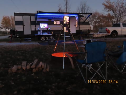 New beautiful Travel Trailer 2021 Forest River 23DBH Towable trailer in Waukegan