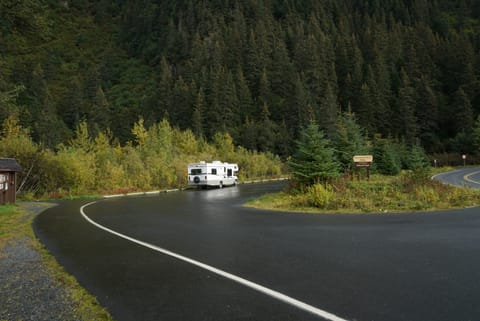 2004 Fleetwood Tioga Alaskan Explorer (The Moho) Drivable vehicle in Spenard