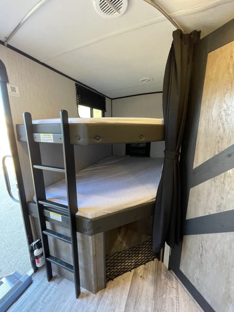 2021 29ft North Trail 25BHPS G - King Bed, 2 full size beds Towable trailer in Ventura