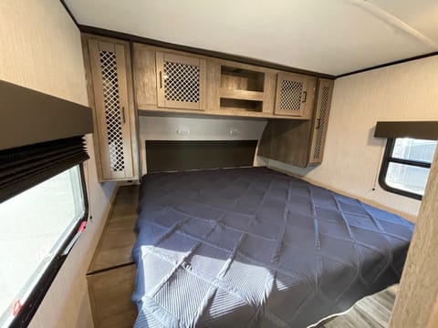 2021 29ft North Trail 25BHPS G - King Bed, 2 full size beds Tráiler remolcable in Ventura