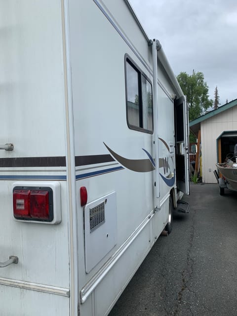 2005 Winnebago Chalet "Sven" -Located in Soldotna, AK Drivable vehicle in Soldotna