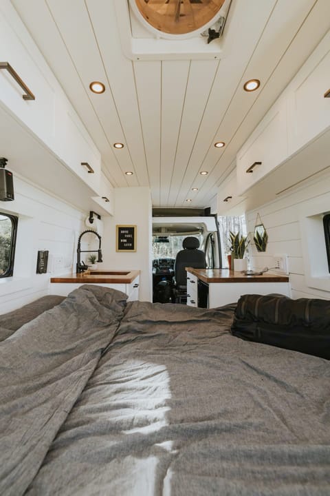Noma Vans | Luxury Campervan | WiFi | Full Kitchen | Full Bathroom Vehículo funcional in Seattle