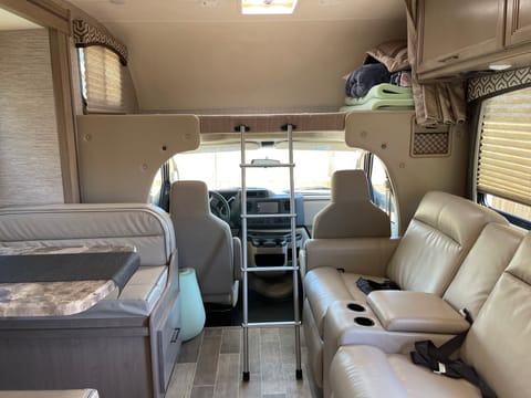 2021 Thor Motor Coach Chateau Véhicule routier in Elk Grove