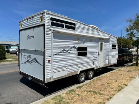 **2004 Forest River Sierra Sport toy hauler** Tráiler remolcable in Simi Valley