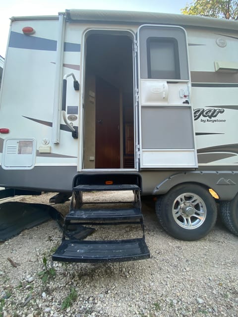 2013 Keystone Cougar Lite with Polar Package Towable trailer in Winnipeg