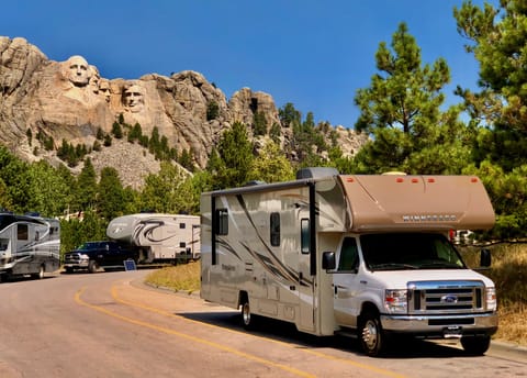 Captain! Winnebago Minnie Winnie 31' Drivable vehicle in Sun Valley