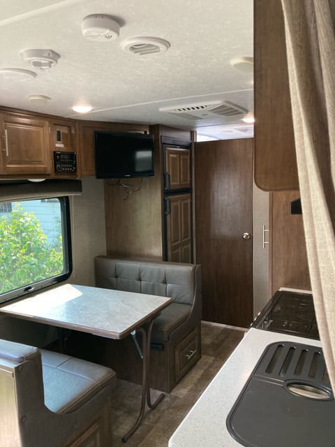 Cozy Camping in Central Alberta Towable trailer in Sylvan Lake