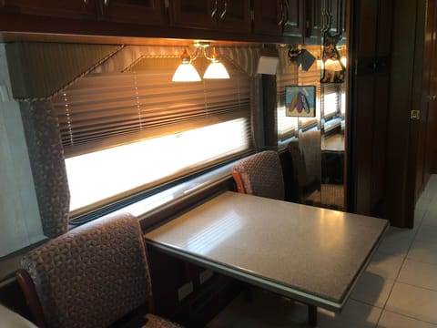 A Bronze Beauty  American Tradition Clean & Comfortable Coach 40' RV Fahrzeug in Acton