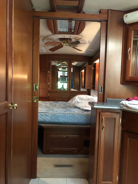 A Bronze Beauty  American Tradition Clean & Comfortable Coach 40' RV Fahrzeug in Acton