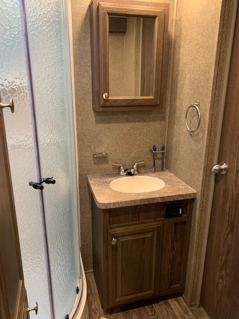2018 Forest River Flagstaff Classic Super light. Front kitchen, king bed Tráiler remolcable in League City