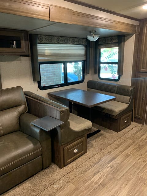 2018 Forest River Flagstaff Classic Super light. Front kitchen, king bed Rimorchio trainabile in League City