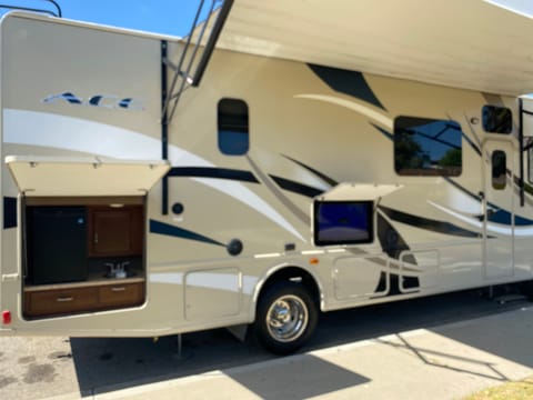 Easy to drive 2016 Thor Motor Coach A.C.E Drivable vehicle in Oxnard