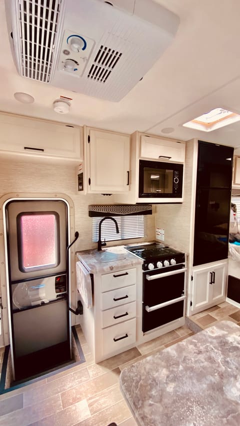 Mr. Courage, Brand new 2022 W/Free WiFI/ Thor Motor Coach Chateau 22E 24 FT Drivable vehicle in Winnetka