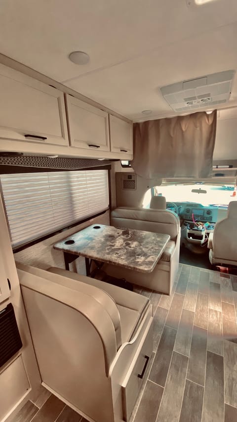 Mr. Courage, Brand new 2022 W/Free WiFI/ Thor Motor Coach Chateau 22E 24 FT Véhicule routier in Winnetka