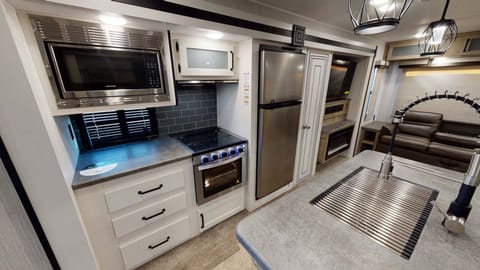 CentralGA King | 2021 Palomino Puma- Mid Bunk with D/S Luxurious Living Towable trailer in Milledgeville