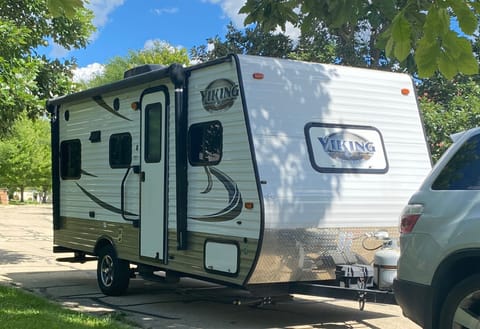 Our beautiful all-inclusive camper travels easily with a single axle and stabilizes quickly with stabilizer jacks when you arrive.