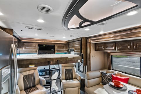 "The Brickhouse" 100% LUXURY ON WHEELS-FAMILY-FRIENDLY-SLEEPS 10! Drivable vehicle in Tampa