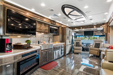 "The Brickhouse" 100% LUXURY ON WHEELS-FAMILY-FRIENDLY-SLEEPS 10! Drivable vehicle in Tampa