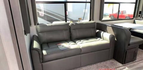 2021 Winnebago Voyage 3033BH with bunks, fire TV, walk-in closet, king bed! Towable trailer in Monrovia