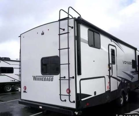 2021 Winnebago Voyage 3033BH with bunks, fire TV, walk-in closet, king bed! Towable trailer in Monrovia
