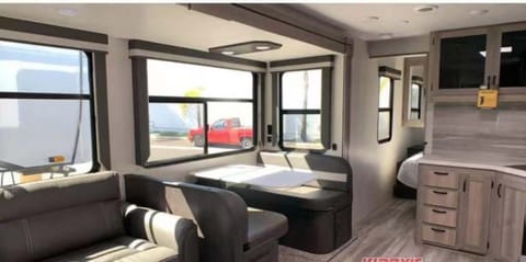 2021 Winnebago Voyage 3033BH with bunks, fire TV, walk-in closet, king bed! Tráiler remolcable in Monrovia