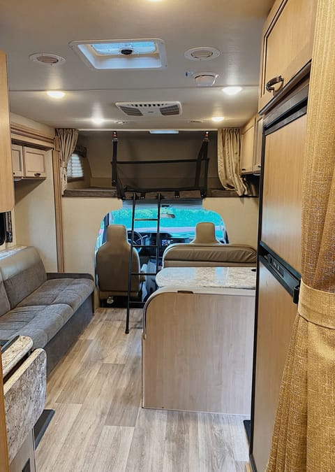 2019 Thor Motor Coach Four Winds "Bunkhouse" (Sleeps 9) Fahrzeug in Camarillo
