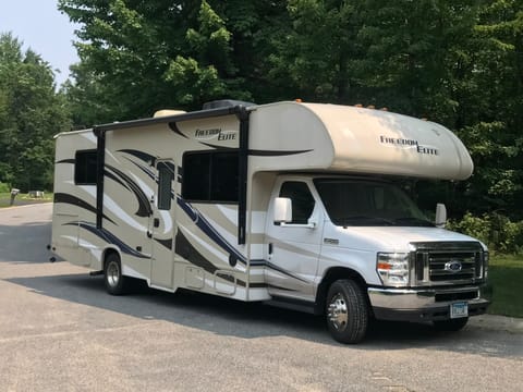 2015 Thor Motor Coach Freedom Elite - Lots of beds/slide out/easy to drive! Véhicule routier in Brainerd