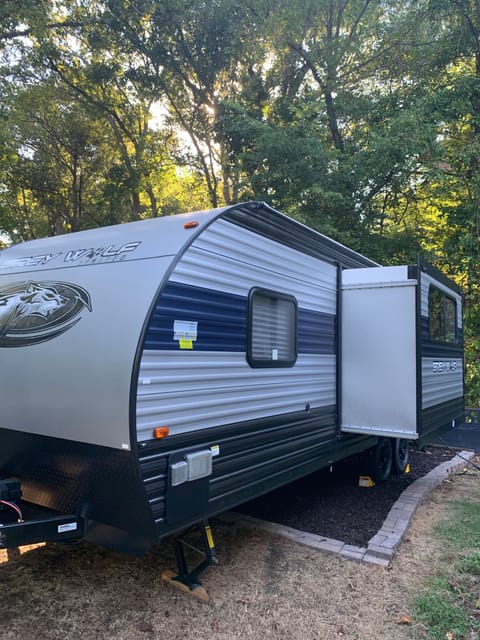 2021 Cherokee Gray Wolf-Sleeps up to 8! Towable trailer in Siloam Springs