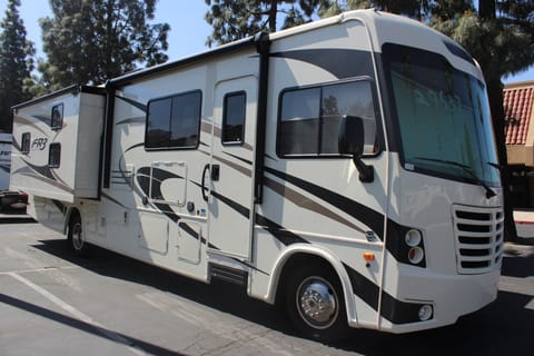 RV Francis - One of the best Class A RV's you are likely to find Drivable vehicle in Oaks