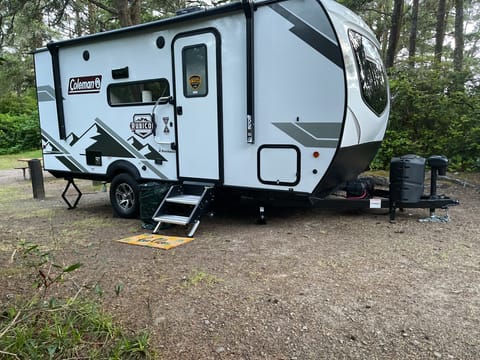 Rubi features power jacks to help you level out the trailer.