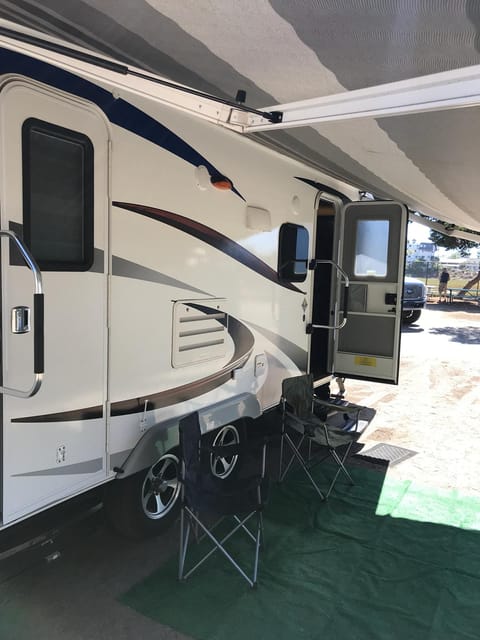 LANCE • BEAUTIFUL HIGH END TRAILER WITH BUNKS FOR KIDS • Remorque tractable in Del Mar